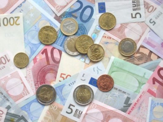Moneda naţională scade la un nou minim istoric